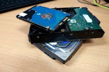 Hasarlı bilgisayar sabit disklerinin fotoğrafı, Sabit disk veri depolamaya yarayan bilgisayar donanımının bir parçasıdır
