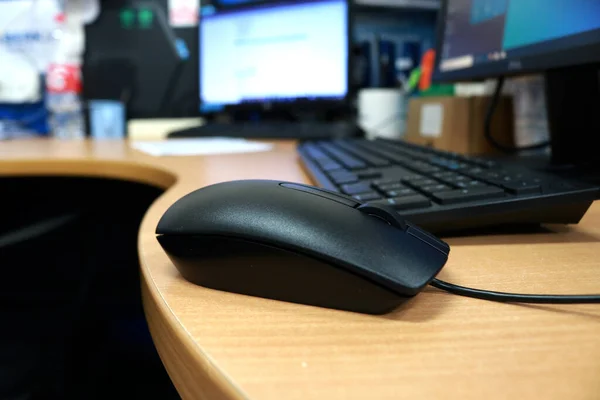 オフィスの机の上のマウスとキーボード マウスとキーボードはコンピュータのハードウェア部分です — ストック写真