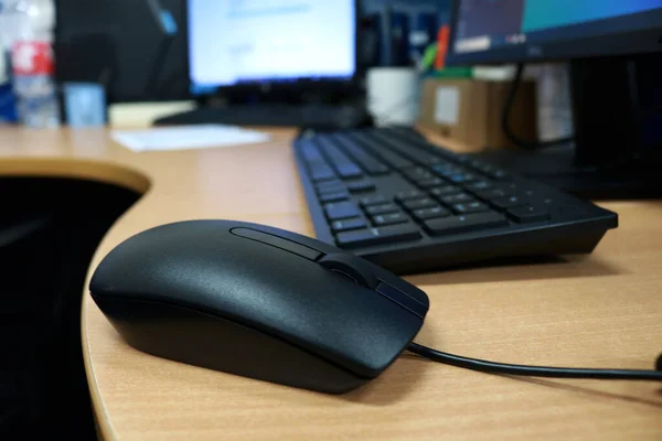 オフィスの机の上のマウスとキーボード マウスとキーボードはコンピュータのハードウェア部分です — ストック写真