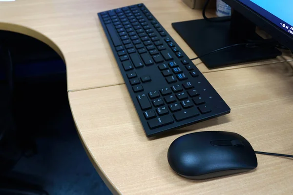 Ofis Masasındaki Fare Klavye Bilgisayarın Donanım Parçalarıdır — Stok fotoğraf