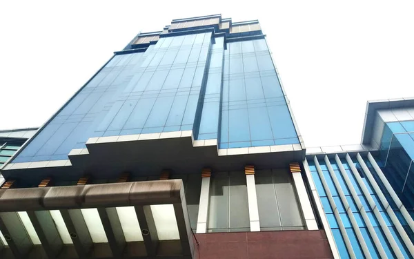 Beyaz arka planda modern ve gelecek tasarımı olan bir otel fotoğrafı.