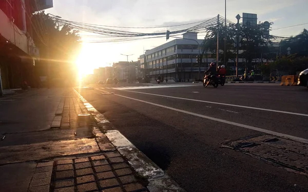 Güneş sabah bir yol ayrımında doğuyor ve sadece birkaç araç var.