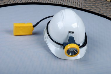 Üzerinde ışık olan miğfer, bu kask özellikle yeraltında ışık olarak çalışan madenciler için.