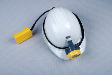 Üzerinde ışık olan miğfer, bu kask özellikle yeraltında ışık olarak çalışan madenciler için.