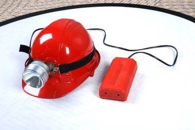 Üzerinde ışık olan miğfer, bu kask özellikle yeraltında ışık olarak çalışan madenciler için.