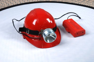 Üzerinde ışık olan miğfer, bu kask özellikle yeraltında ışık olarak çalışan madenciler için.
