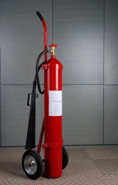Taşınabilir yangın söndürücü, bu alet yangın çıktığında yangını söndürmek için. İtfaiye gelene kadar bu araç geçici.