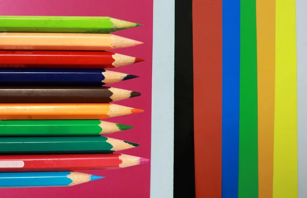 彩纸上彩色铅笔 色彩艳丽如彩虹 — 图库照片