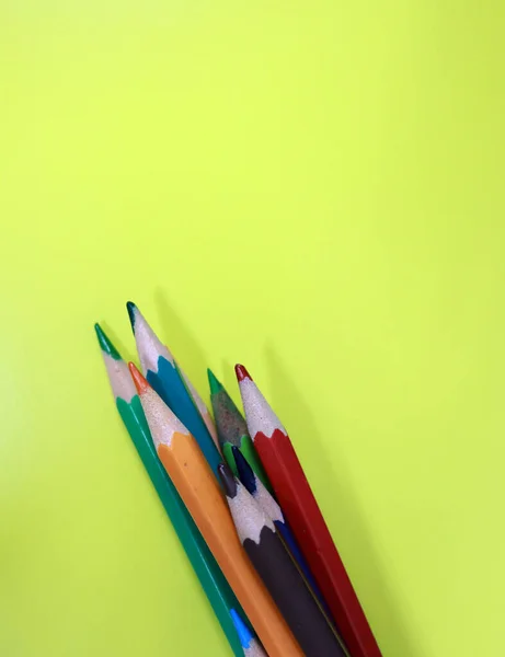 Buntstifte Auf Buntem Papier Sehr Bunt Wie Ein Regenbogen — Stockfoto