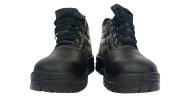 İşçilerin ayaklarını sert cisimlerin etkisinden korumak için siyah güvenlik ayakkabıları.