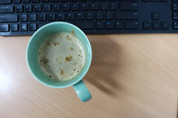 Photo Cup Coffee Computer Taken High Angle Morning Office — Stok fotoğraf