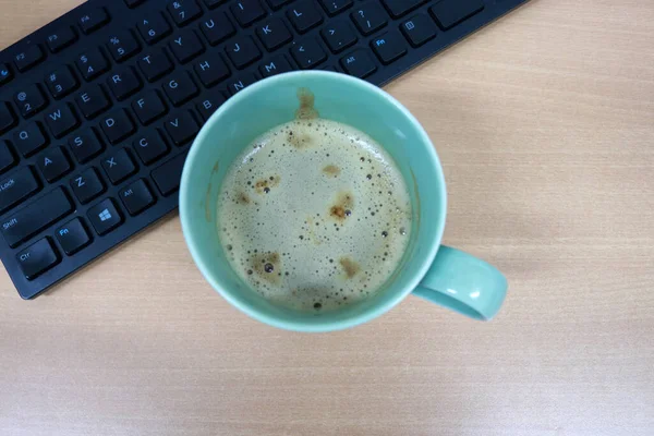 Bir Fincan Kahvenin Sabahın Köründe Ofisin Yüksek Açılı Bilgisayarının Fotoğrafı — Stok fotoğraf