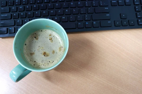 Photo Cup Coffee Computer Taken High Angle Morning Office — Fotografia de Stock