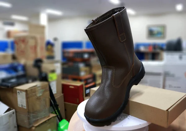 Cool boots for daily activities and protect the feet. Workers also wear these shoes as foot protection while working to protect their feet from work accidents.