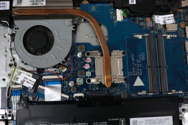 Elektronik ekipmanların onarımı, bozuk bir bilgisayarın onarımı...