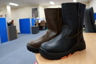 Günlük aktiviteler için havalı botlar ve ayakları koru. İşçiler bu ayakkabıları iş kazalarına karşı ayaklarını korumak için de giyerler..