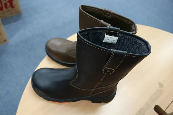 Cool boots for daily activities and protect the feet. Workers also wear these shoes as foot protection while working to protect their feet from work accidents.