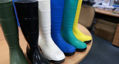 Lastikten yapılmış güvenlik botları. İşçiler ıslak ve kirli yerlerde bu ayakkabıları giyerler. Bunu sıkça kullanan işçiler, çiftçiler, çöp toplayıcıları, kimya laboratuvarları, hastaneler ve atölyelerdeki işçiler,