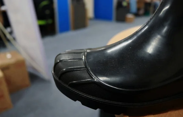 Biztonsági Csizma Gumiból Munkások Nedves Koszos Helyeken Hordják Ezeket Cipőket — Stock Fotó