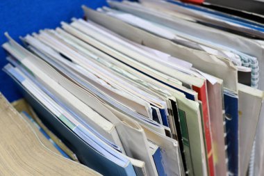 Bir kütüphanede kitap, dergi, dergi ve gazete yığınları veya satırları