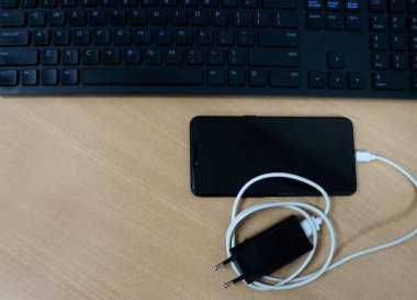 Cep telefonları, USB kabloları ve şarj cihazları aygıtlara örnektir