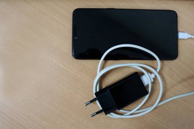 Cep telefonları, USB kabloları ve şarj cihazları aygıtlara örnektir