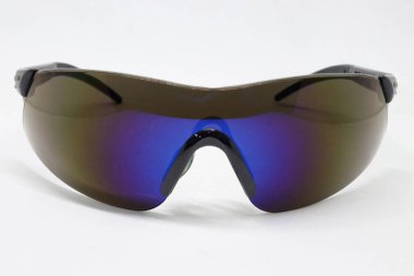 Spor gözlüklü fotoğraf, güneş gözlüğü olarak da kullanılabilir, bu gözlükler genellikle bisikletçiler tarafından takılır. Bu fotoğrafın beyaz bir arka planı var.