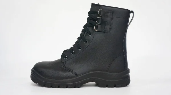 毎日の活動のためのクールな黒いハイブーツと足を保護します 作業者は足を事故から守るために足を保護するためにこれらの靴を着用します — ストック写真