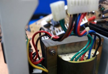 Elektrik kablosu iletkenler ve izolatörlerden oluşan elektrik akımını ileten bir araçtır. Bakır ve alüminyumdan yapılmış.