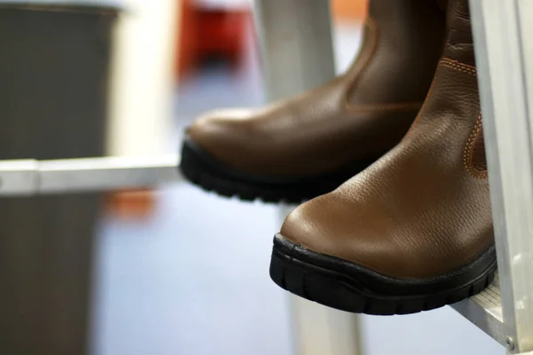 Hűvös Csizma Napi Tevékenységek Védi Lábát Munkavállalók Ezeket Cipőket Lábvédelemként — Stock Fotó