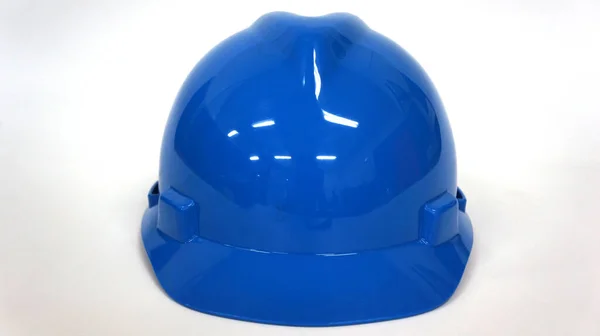 İşçilerin kafalarını sert cisimlere çarpma gibi iş kazalarından korumak için mavi bir güvenlik kaskı, öncelikle güvenlik gereksinimidir.