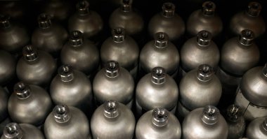 Cylindrical tube in chrome color, can be used to store drinks, wine, beer and even chemicals