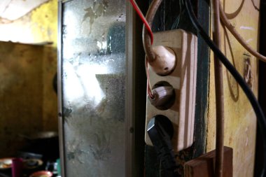 Elektronik cihazlar gibi elektrik gerektiren ekipmanlara elektrik sağlamak için elektrik prizleri