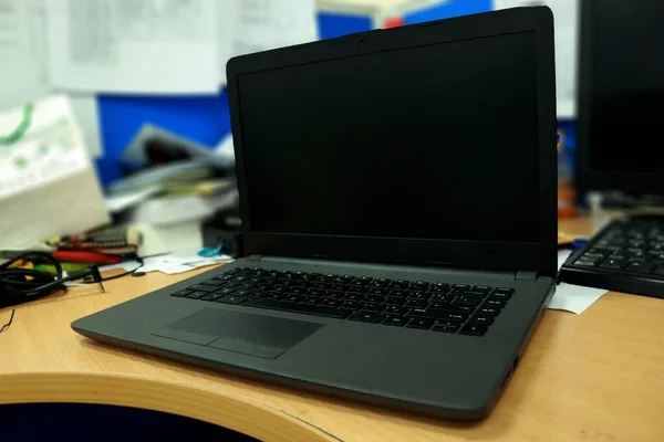 Ofis Masasındaki Siyah Bir Dizüstü Bilgisayarın Fotoğrafı — Stok fotoğraf