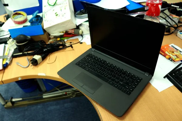 Zdjęcie Czarnego Laptopa Biurku — Zdjęcie stockowe