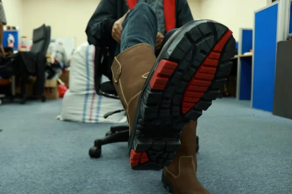 İşçiler için kahverengi güvenlik botları ve ayrıca her gün kullanılabilir.