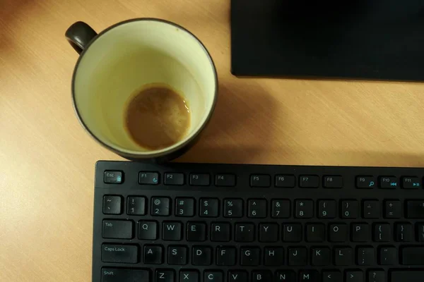 Ofisteki Bilgisayarın Klavyesine Yakın Bir Yerde Bir Fincan Bitmiş Çikolata — Stok fotoğraf