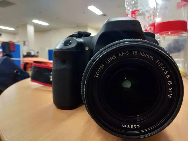 Φωτογραφίες Κάμερας Dslr Μια Ψηφιακή Φωτογραφική Μηχανή Αντανακλαστικών Ενός Φακού — Φωτογραφία Αρχείου
