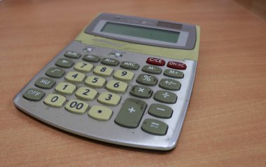 Hesap makinesi, genellikle para ve basit matematiksel hesaplamaları hesaplamak için kullanılan bir hesaplama aracıdır, ancak daha yaygın olarak ticari işlemlerinde tüccarlar tarafından kullanılır, örneğin bankalar.