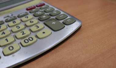 Hesap makinesi, genellikle para ve basit matematiksel hesaplamaları hesaplamak için kullanılan bir hesaplama aracıdır, ancak daha yaygın olarak ticari işlemlerinde tüccarlar tarafından kullanılır, örneğin bankalar.