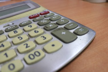 Hesap makinesi, genellikle para ve basit matematiksel hesaplamaları hesaplamak için kullanılan bir hesaplama aracıdır, ancak daha yaygın olarak ticari işlemlerinde tüccarlar tarafından kullanılır, örneğin bankalar.