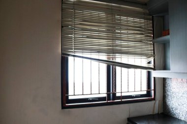 Sabahları güneşe maruz kalan eski bir evin fotoğrafı.