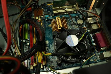 Elektronik dijital bir cihazdaki elektronik devre, yani işlemci.