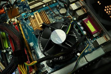 Elektronik dijital bir cihazdaki elektronik devre, yani işlemci.