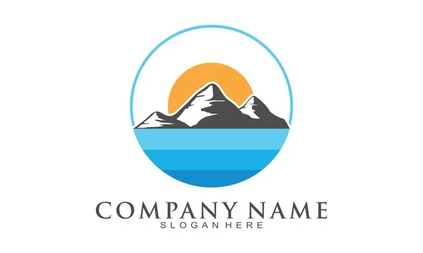 Montanha Bonita Com Logotipo Vetor Ilustração Mar Sol — Vetor de Stock