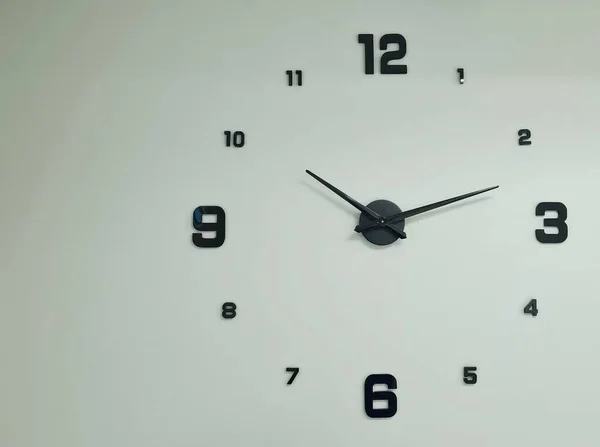 MOSCOW - 2021. Duvardaki büyük analog saat. 