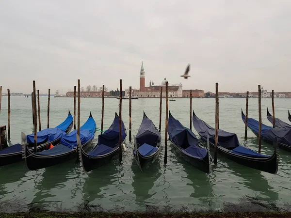 Venedik, İtalya - 2018. Venedik Körfezi ve gondolların manzarası