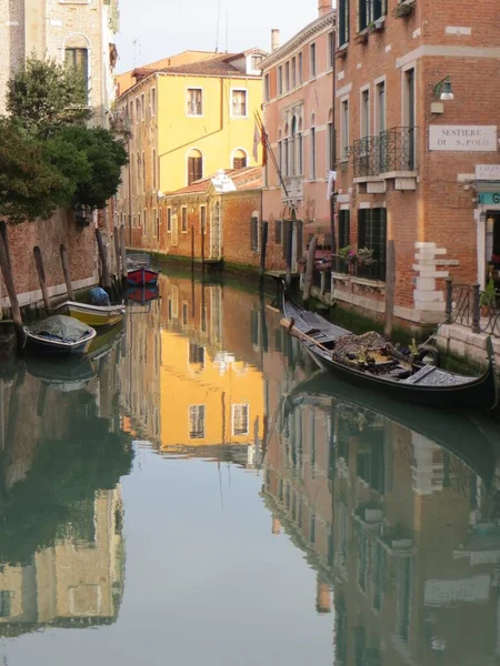 Venedik, İtalya - 2018. Kanal suyuna tarihi binalar yansıtılır..