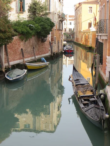 VENEDIG, Italien - 2018. Spiegelungen von Gebäuden und eine Gondel auf dem Wasser des alten Kanals — Stockfoto