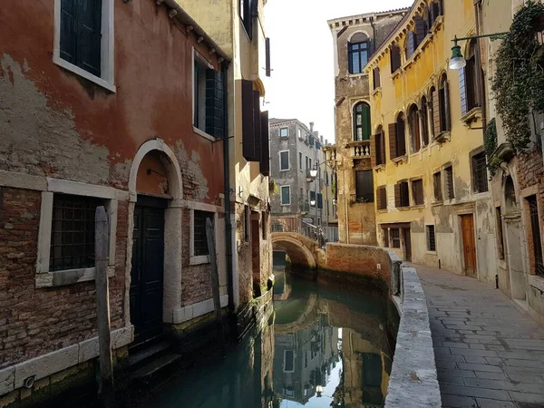 VENECIA, ITALIA 2018. Edificios históricos se reflejan en el agua del canal. — Foto de Stock